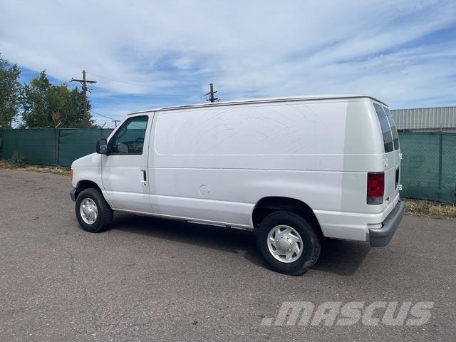Ford E-350 パネルバン