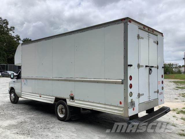Ford E-350 パネルバン