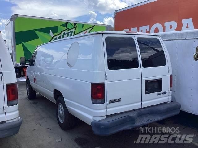 Ford E-350 パネルバン