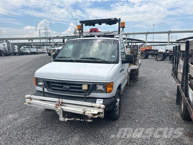 Ford E-350 多目的／汎用車両