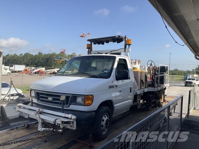 Ford E-350 多目的／汎用車両