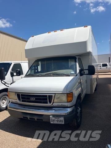 Ford E-350 パネルバン