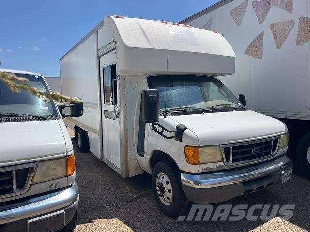 Ford E-350 パネルバン