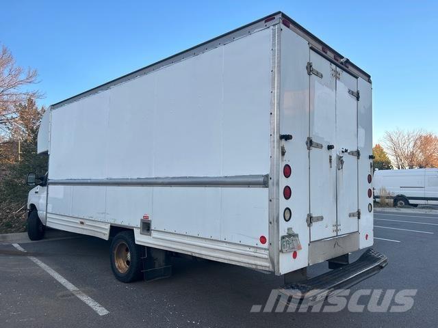 Ford E-350 パネルバン