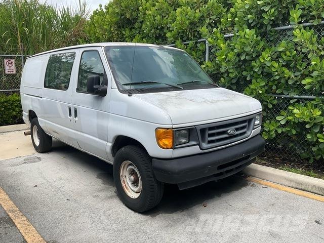 Ford E-350 パネルバン