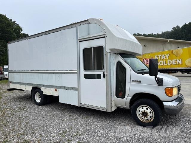 Ford E-350 パネルバン