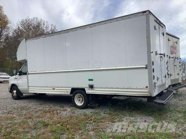 Ford E-350 パネルバン