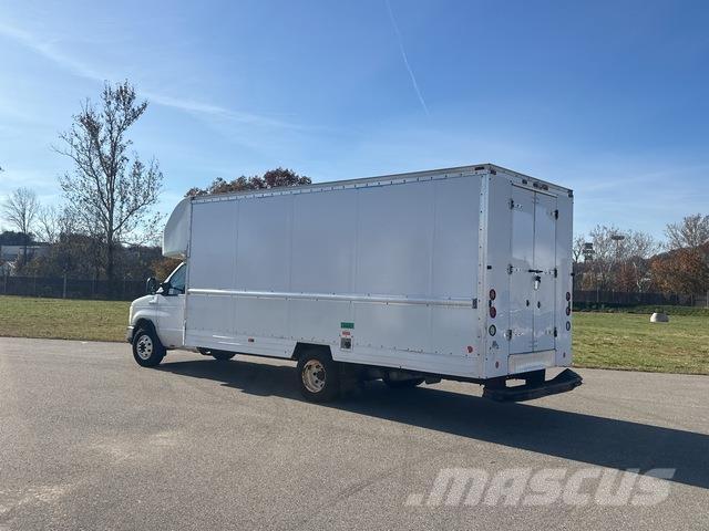 Ford E-350 パネルバン