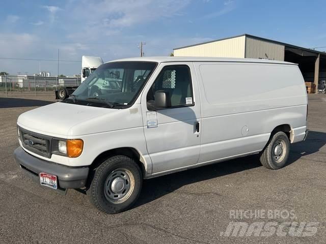 Ford E150 パネルバン