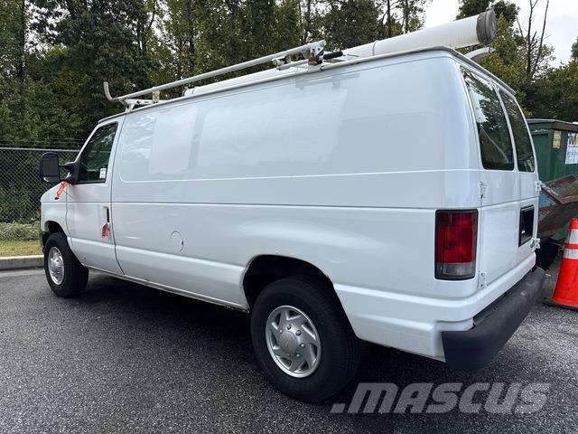 Ford E250 パネルバン