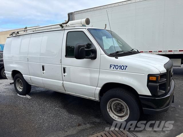 Ford E250 パネルバン