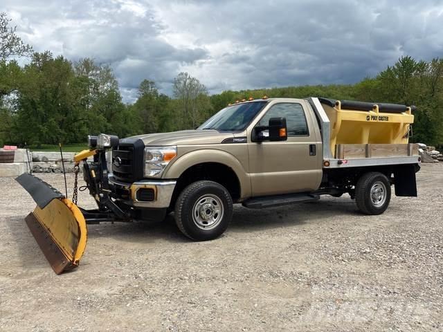 Ford F-250 スノーブレードとプラウ