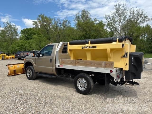 Ford F-250 スノーブレードとプラウ