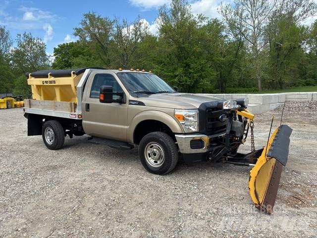 Ford F-250 スノーブレードとプラウ