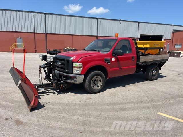 Ford F-250 スノーブレードとプラウ