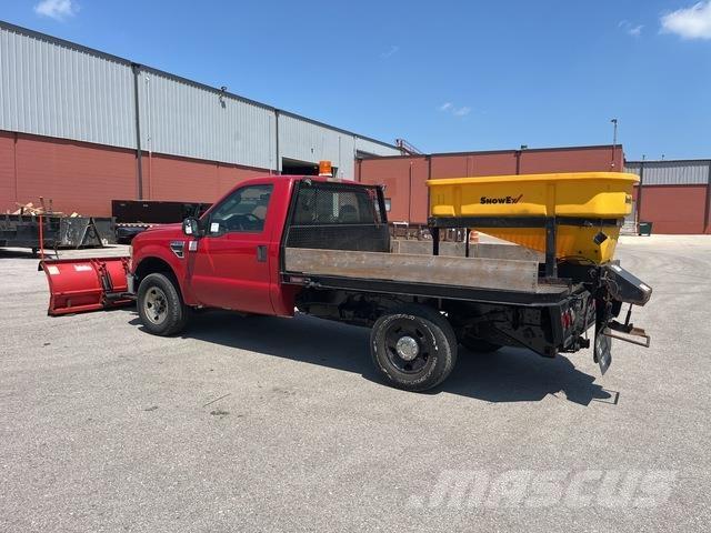Ford F-250 スノーブレードとプラウ