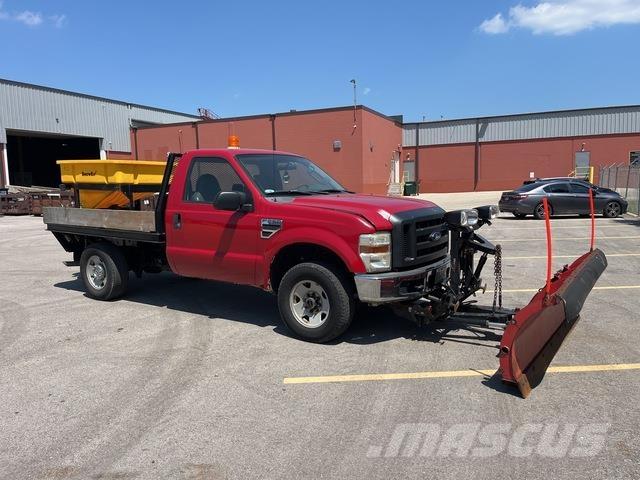 Ford F-250 スノーブレードとプラウ