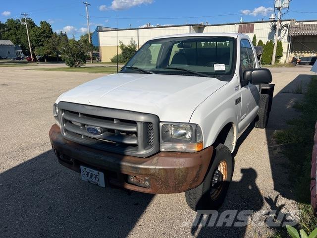 Ford F-250 スノーブレードとプラウ