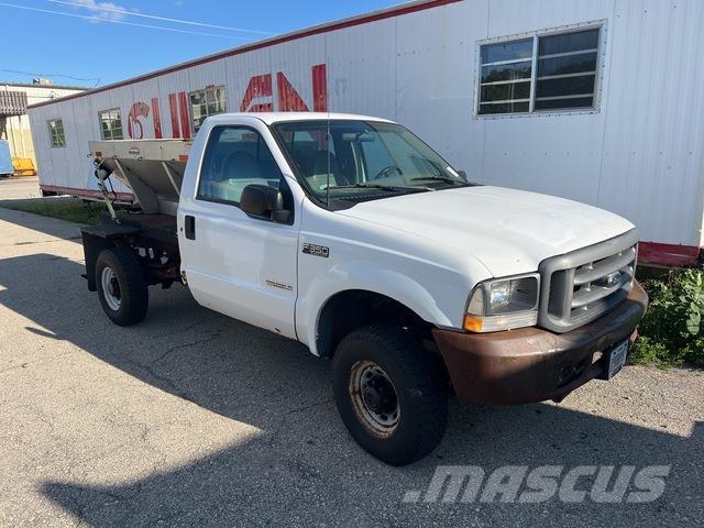 Ford F-250 スノーブレードとプラウ