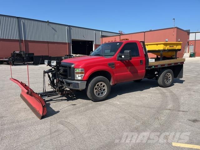 Ford F-350 スノーブレードとプラウ