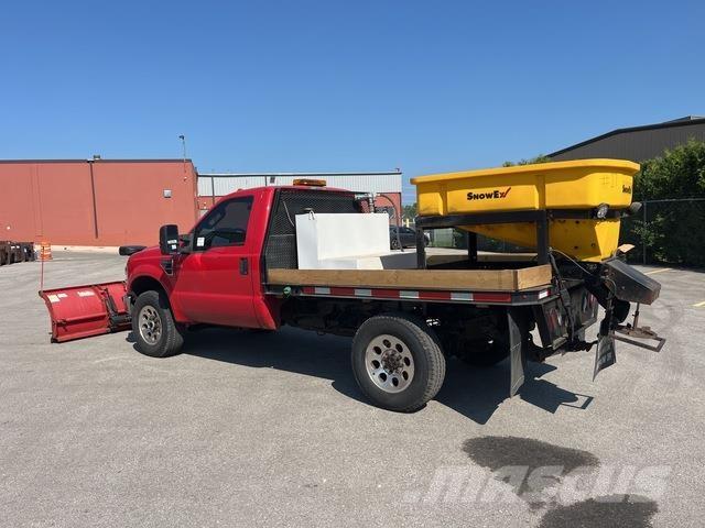 Ford F-350 スノーブレードとプラウ