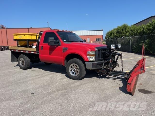 Ford F-350 スノーブレードとプラウ