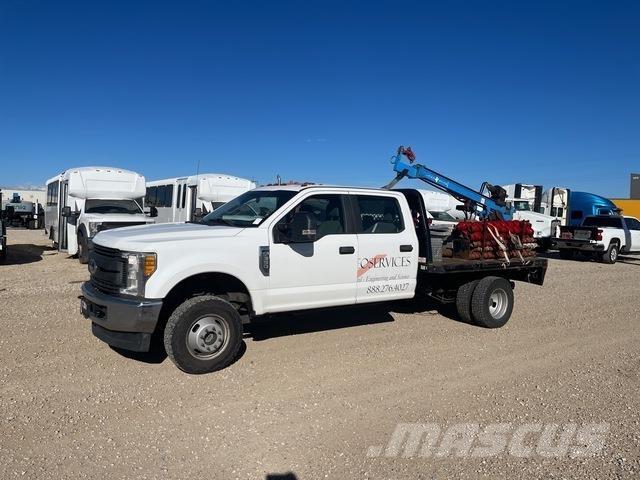 Ford F-350 自走式掘削トラック
