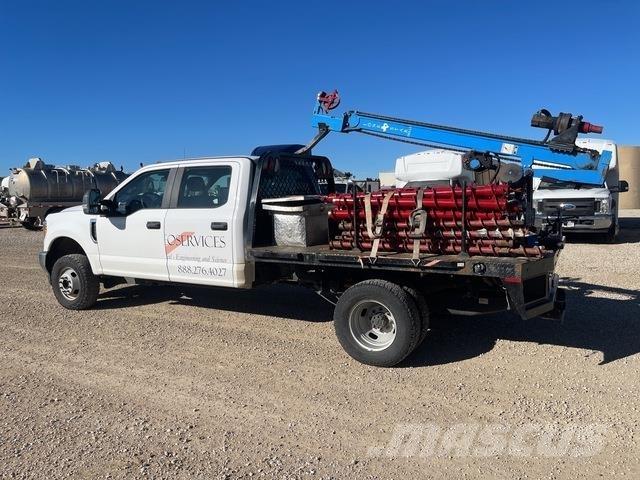 Ford F-350 自走式掘削トラック