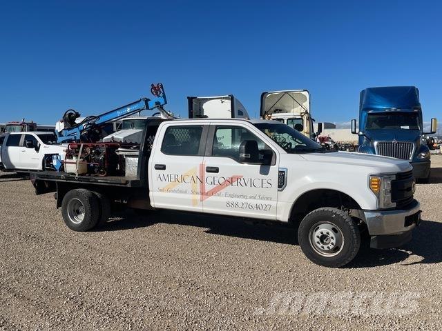 Ford F-350 自走式掘削トラック