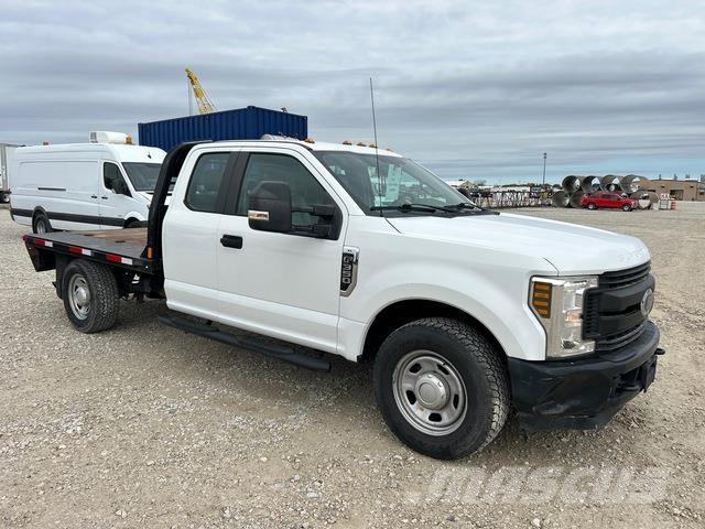 Ford F-350 平ボディー