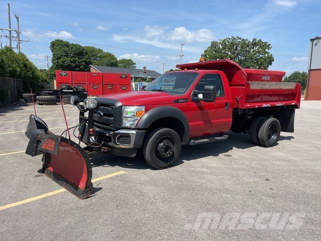 Ford F-550 スノーブレードとプラウ