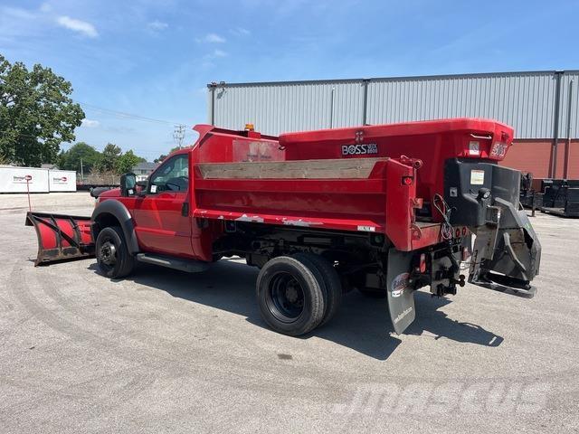 Ford F-550 スノーブレードとプラウ