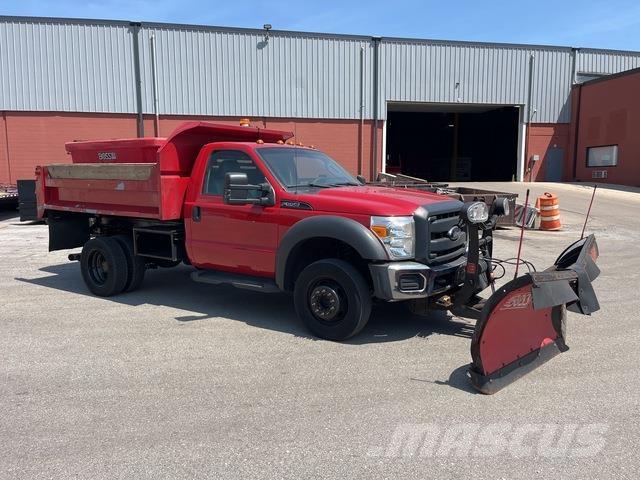 Ford F-550 スノーブレードとプラウ