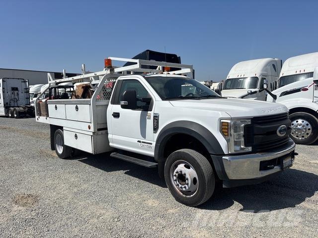Ford F-550 平ボディー