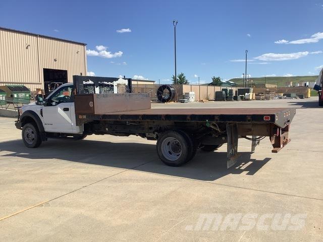 Ford F-550 平ボディー