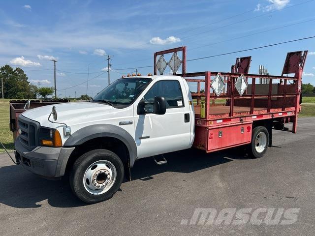 Ford F-550 平ボディー