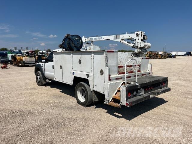 Ford F-550 多目的／汎用車両