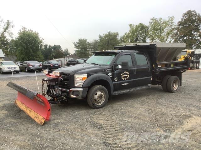 Ford F-550 スノーブレードとプラウ