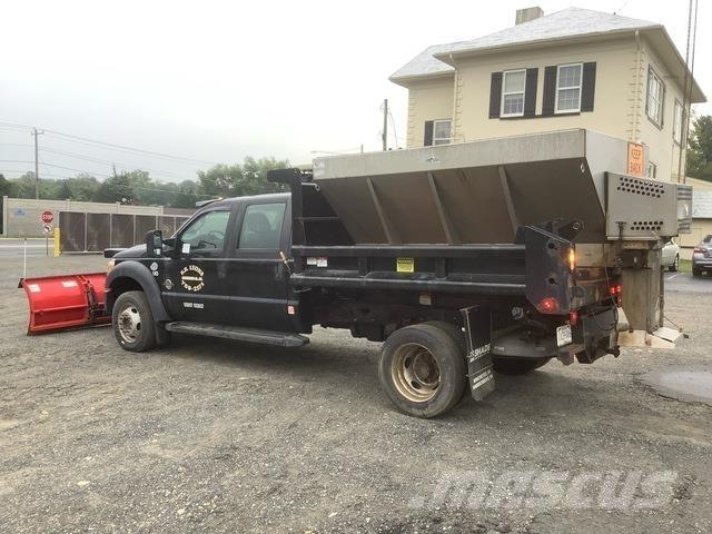 Ford F-550 スノーブレードとプラウ