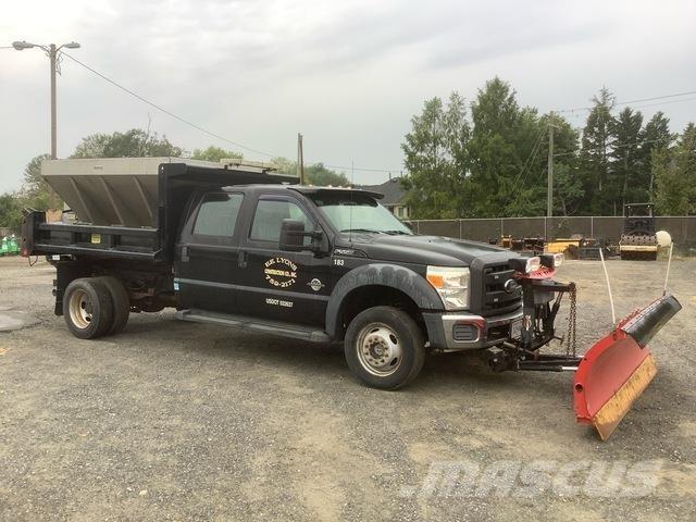 Ford F-550 スノーブレードとプラウ