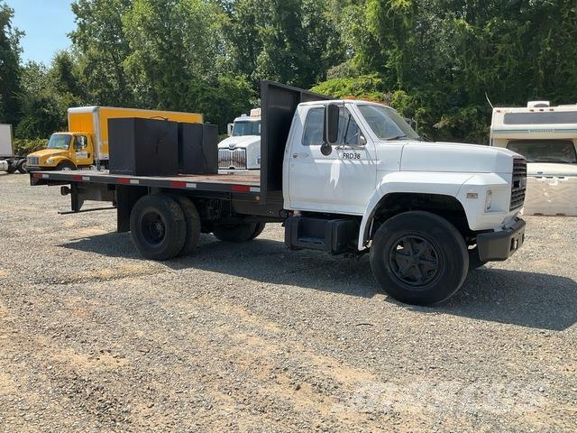 Ford F-600 平ボディー