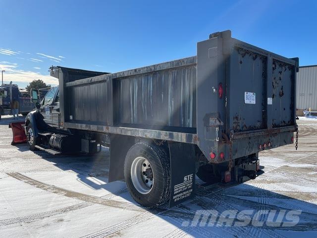 Ford F-650 スノーブレードとプラウ