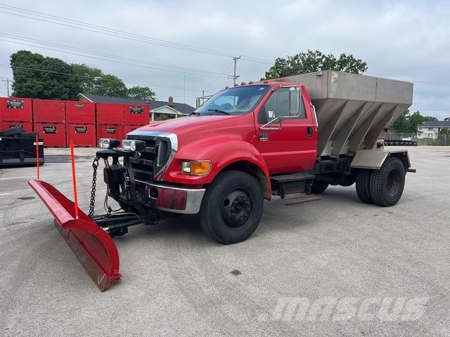 Ford F-650 スノーブレードとプラウ