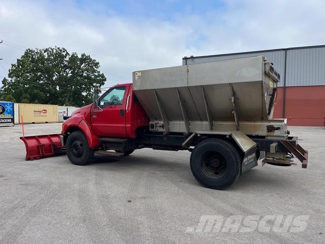 Ford F-650 スノーブレードとプラウ