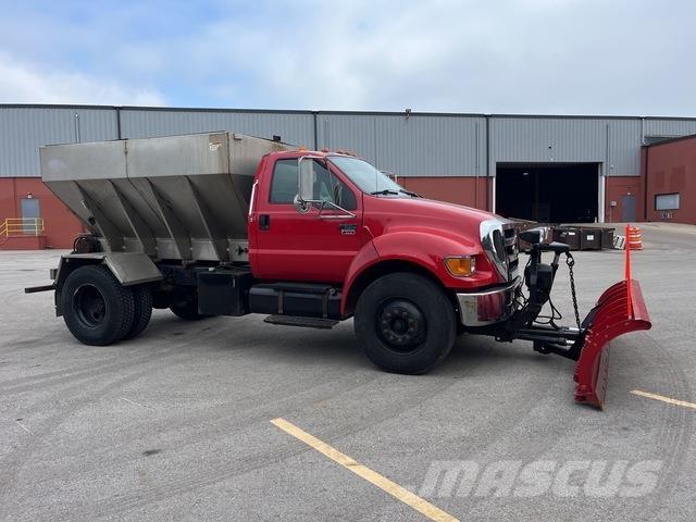 Ford F-650 スノーブレードとプラウ