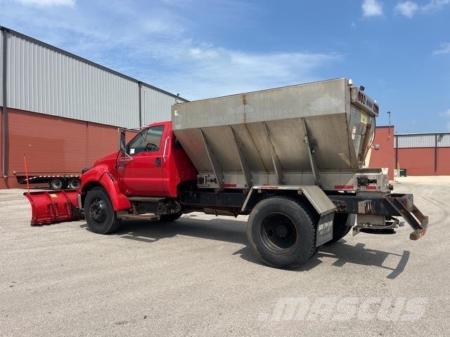 Ford F-650 スノーブレードとプラウ