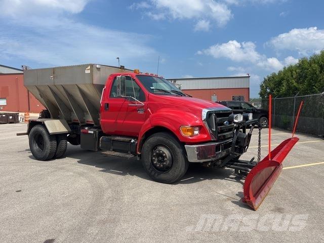 Ford F-650 スノーブレードとプラウ