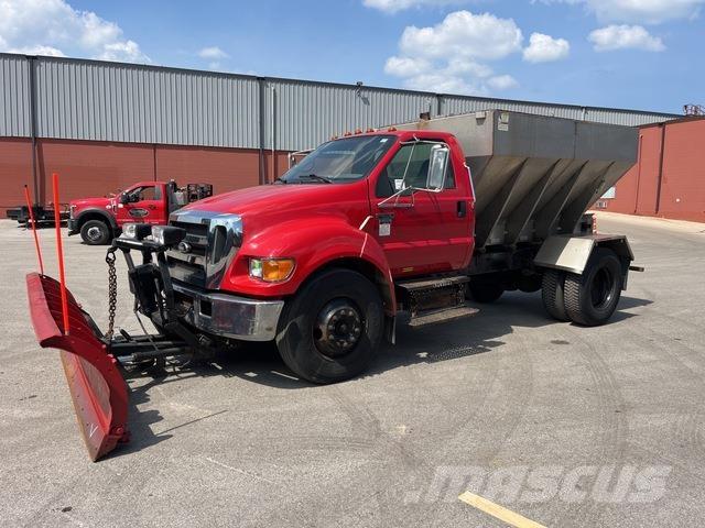 Ford F-650 スノーブレードとプラウ