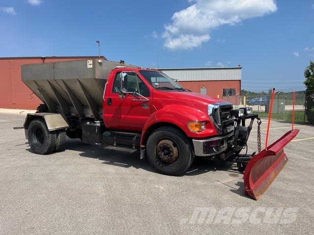 Ford F-650 スノーブレードとプラウ