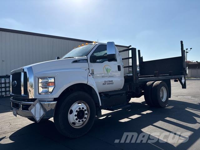 Ford F-650 平ボディー